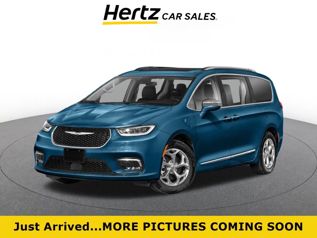 2023 Chrysler Pacifica Hybrid Touring L — photo 1 of 3