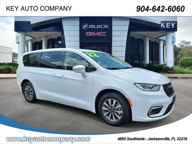 2022 Chrysler Pacifica Hybrid Touring L — photo 1 of 39