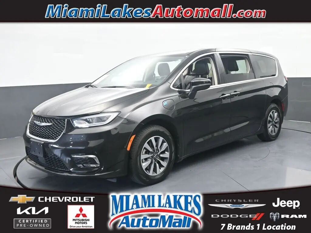 2023 Chrysler Pacifica Plug-In Hybrid Touring L — photo 1 of 13