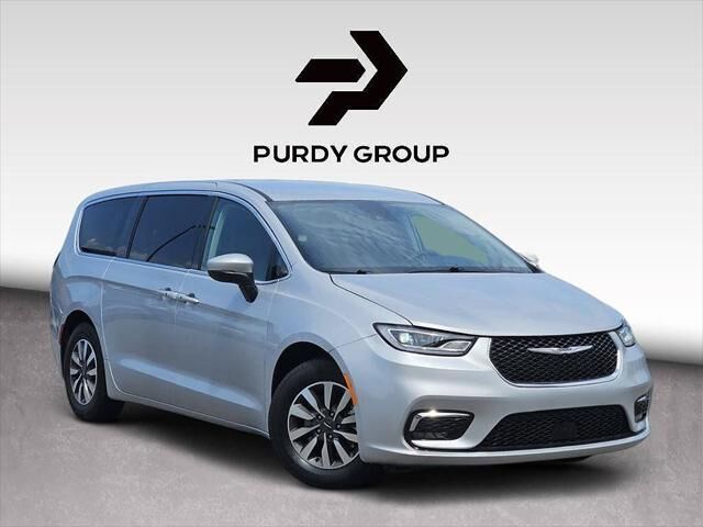 2023 Chrysler Pacifica Plug-In Hybrid Touring L — photo 1 of 33