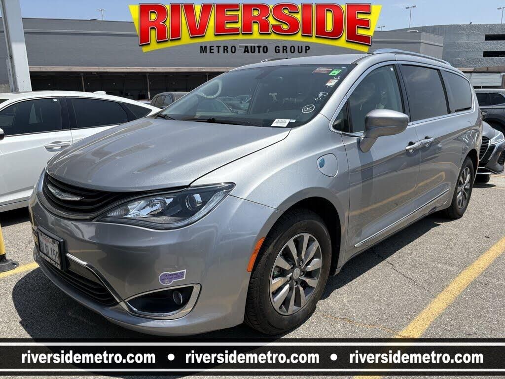 2019 Chrysler Pacifica Hybrid Touring L — photo 1 of 16