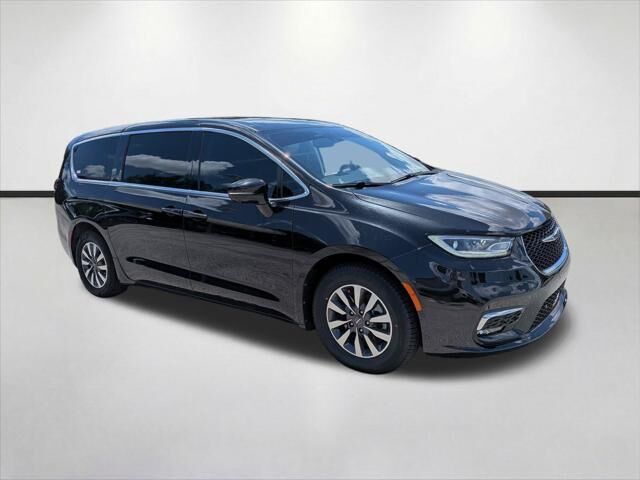2022 Chrysler Pacifica Hybrid Touring L — photo 1 of 13