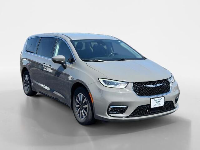 2023 Chrysler Pacifica Plug-In Hybrid Touring L — photo 1 of 13