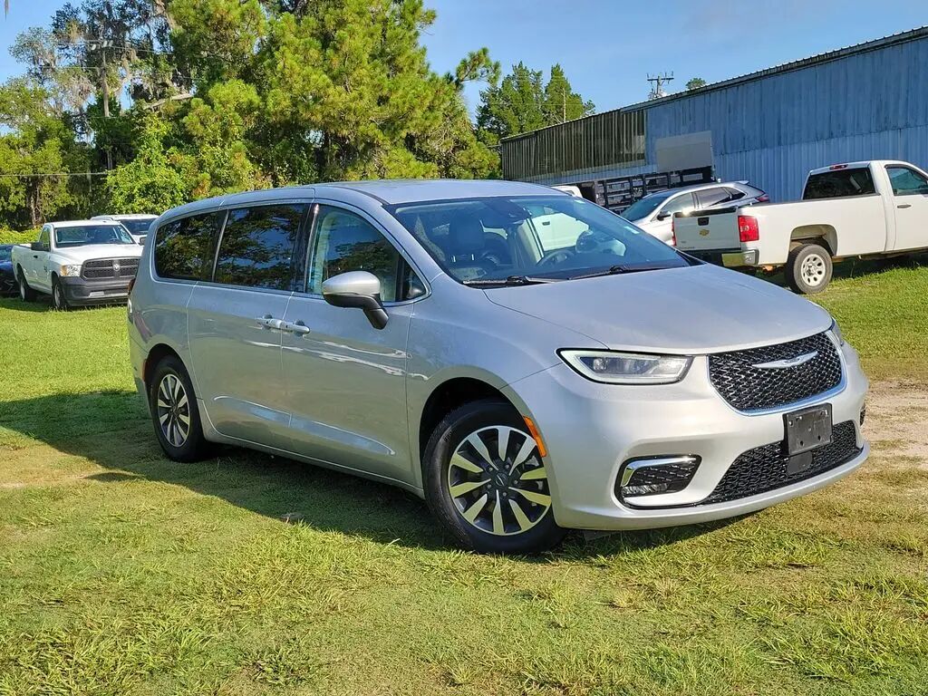 2023 Chrysler Pacifica Plug-In Hybrid Touring L — photo 1 of 25