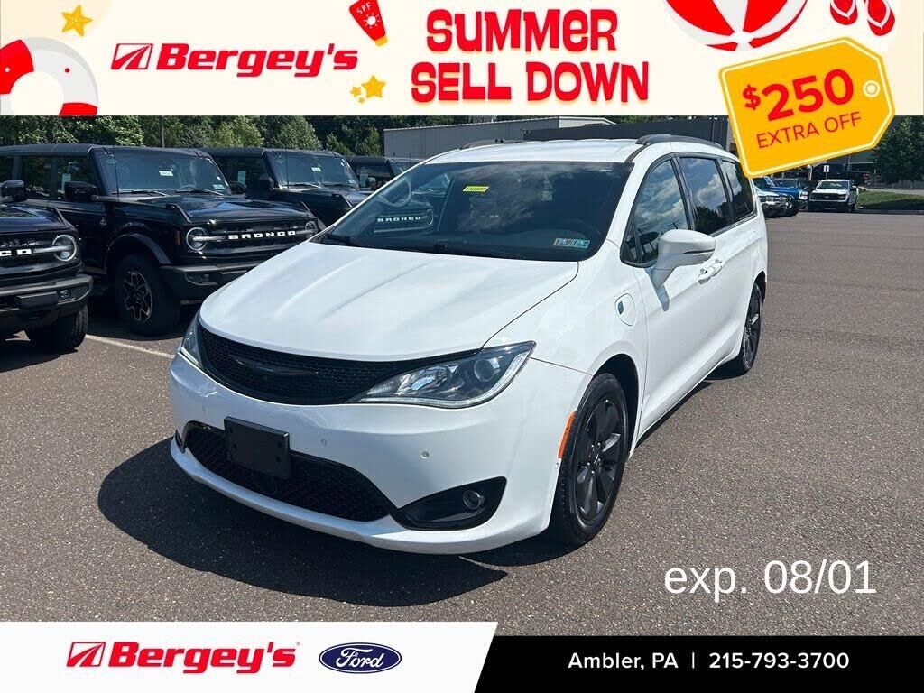 2020 Chrysler Pacifica Hybrid Limited — photo 1 of 5