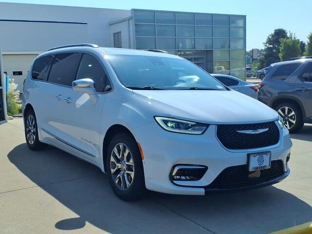 2022 Chrysler Pacifica Hybrid Pinnacle — photo 1 of 13