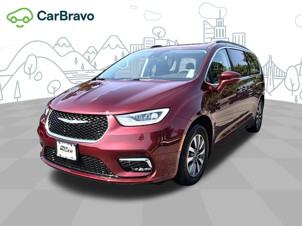 2021 Chrysler Pacifica Touring — photo 1 of 6