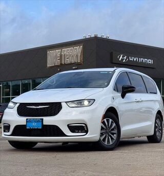2024 Chrysler Pacifica Plug-In Hybrid Select — photo 1 of 13