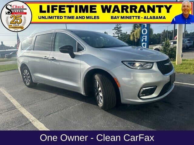 2024 Chrysler Pacifica Plug-In Hybrid Select — photo 1 of 40
