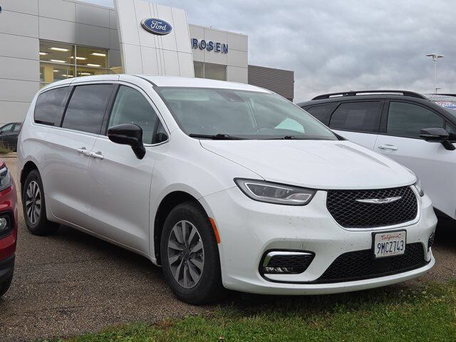 2024 Chrysler Pacifica Hybrid Select — photo 1 of 1