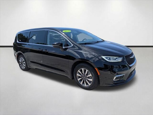 2024 Chrysler Pacifica Plug-In Hybrid Select — photo 1 of 13