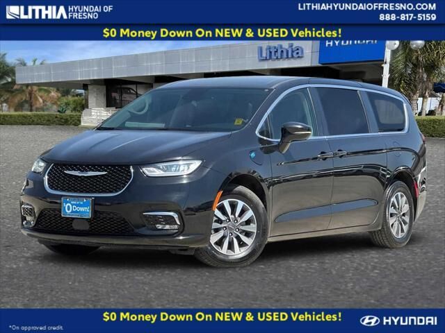 2024 Chrysler Pacifica Plug-In Hybrid Select — photo 1 of 13