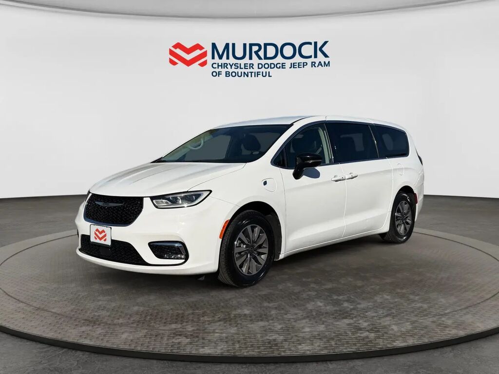 2024 Chrysler Pacifica Plug-In Hybrid Select — photo 1 of 13