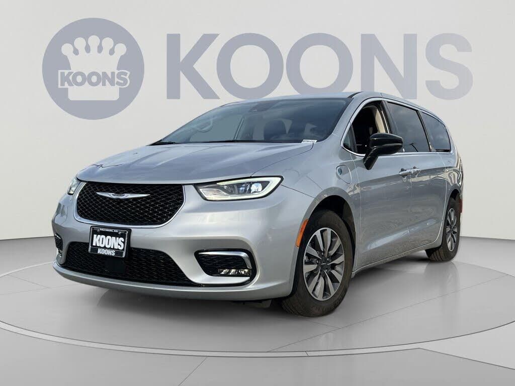 2024 Chrysler Pacifica Plug-In Hybrid Select — photo 1 of 1