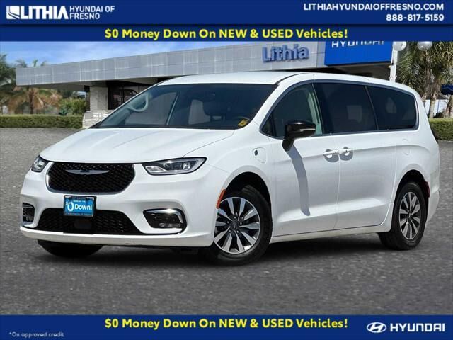 2024 Chrysler Pacifica Plug-In Hybrid Select — photo 1 of 13