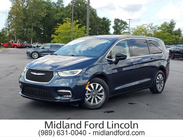 2024 Chrysler Pacifica Plug-In Hybrid Select — photo 1 of 26
