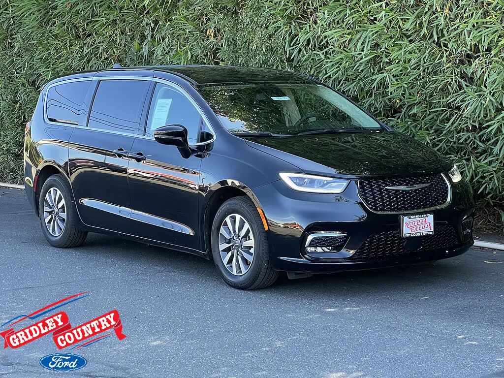 2024 Chrysler Pacifica Plug-In Hybrid Select — photo 1 of 13