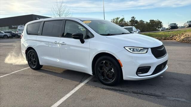 2024 Chrysler Pacifica Plug-In Hybrid S Appearance — photo 1 of 13