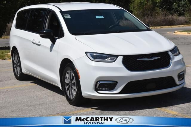 2024 Chrysler Pacifica Plug-In Hybrid Select — photo 1 of 13