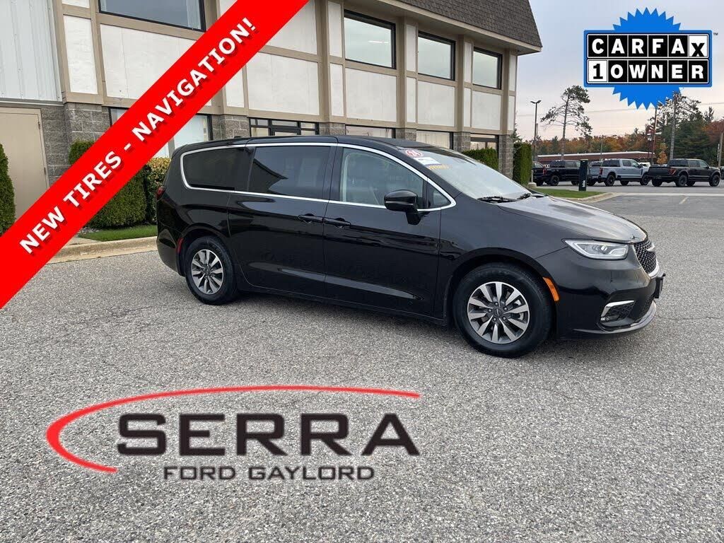 2024 Chrysler Pacifica Plug-In Hybrid Select — photo 1 of 1