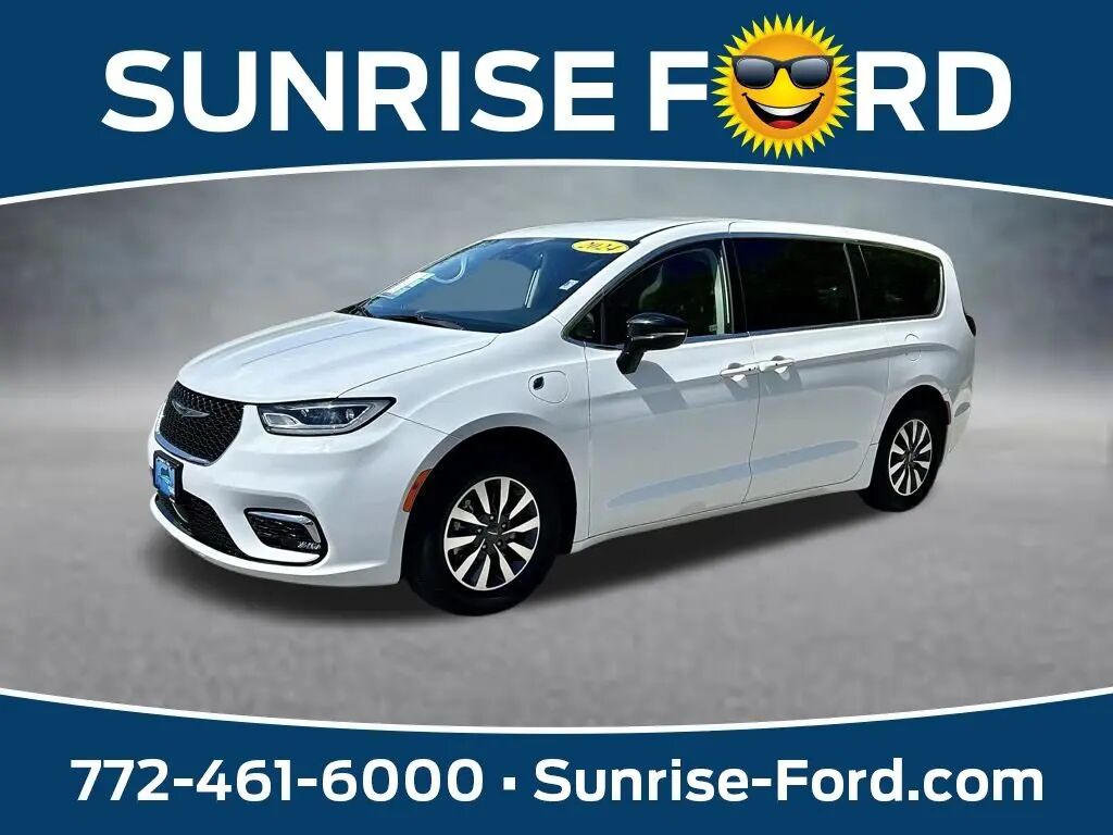2024 Chrysler Pacifica Plug-In Hybrid Select — photo 1 of 39