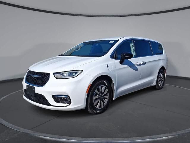 2024 Chrysler Pacifica Plug-In Hybrid Select — photo 1 of 26