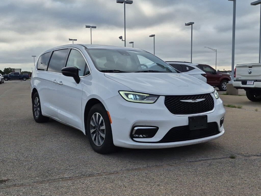 2024 Chrysler Pacifica Plug-In Hybrid Select — photo 1 of 13