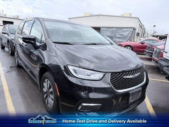 2024 Chrysler Pacifica Plug-In Hybrid Select — photo 1 of 5