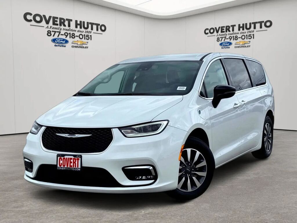 2024 Chrysler Pacifica Plug-In Hybrid Select — photo 1 of 13
