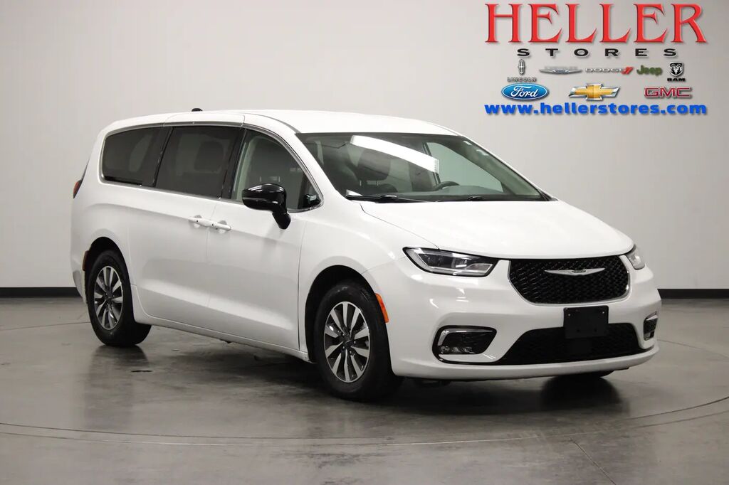 2024 Chrysler Pacifica Plug-In Hybrid Select — photo 1 of 13