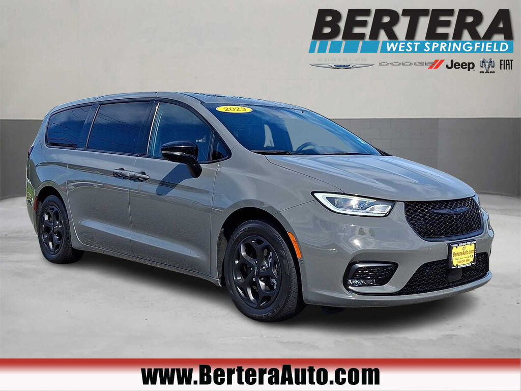 2023 Chrysler Pacifica Hybrid Limited — photo 1 of 13