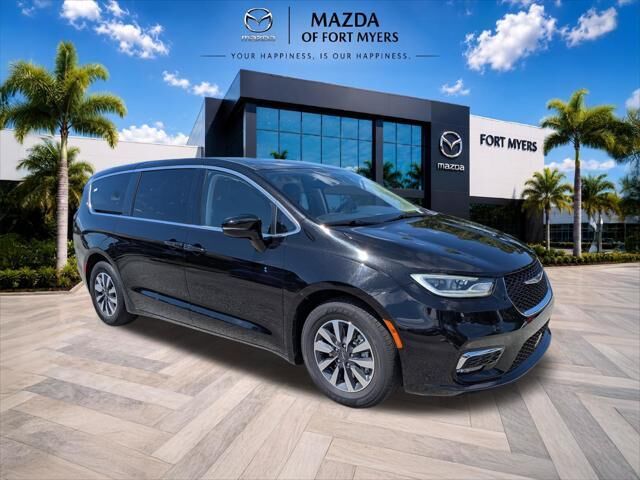 2024 Chrysler Pacifica Plug-In Hybrid Select
