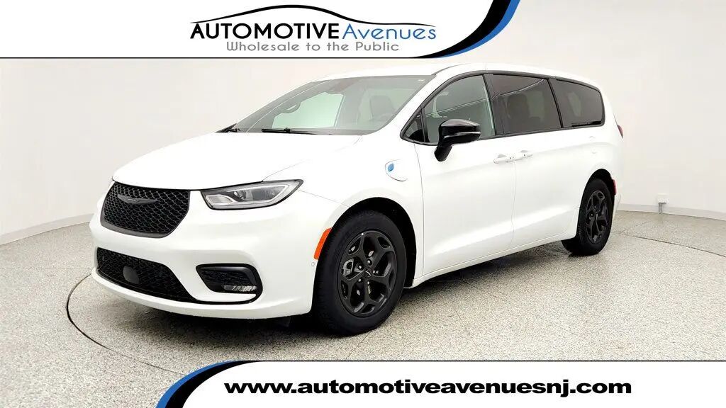 2024 Chrysler Pacifica Plug-In Hybrid Road Tripper — photo 1 of 26