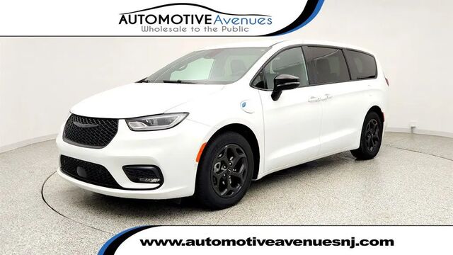 2024 Chrysler Pacifica Plug-In Hybrid Road Tripper
