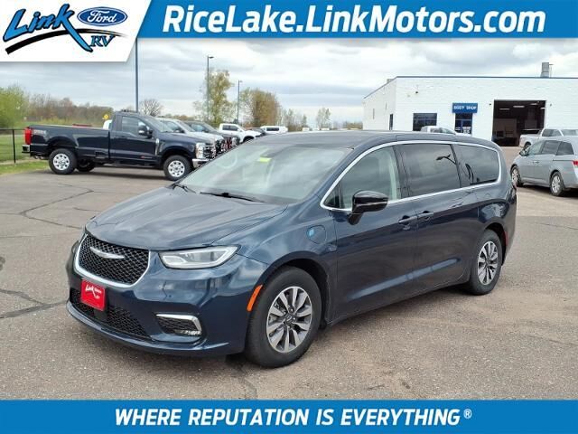 2024 Chrysler Pacifica Plug-In Hybrid Select — photo 1 of 12
