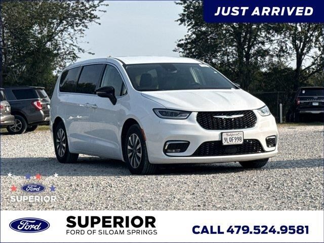 2024 Chrysler Pacifica Plug-In Hybrid Select — photo 1 of 31