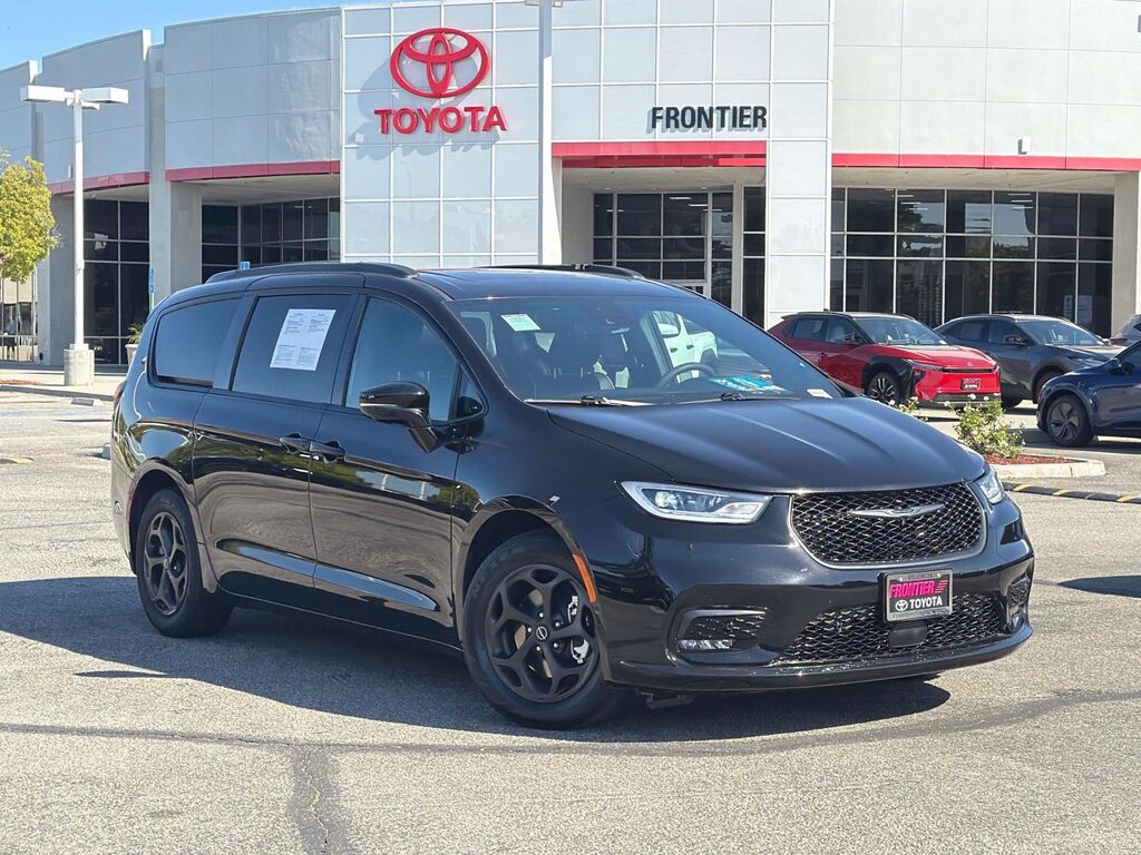 2025 Chrysler Pacifica Plug-In Hybrid Premium S Appearance — photo 1 of 26