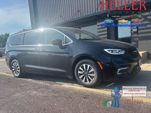 2024 Chrysler Pacifica Plug-In Hybrid Select — photo 1 of 4