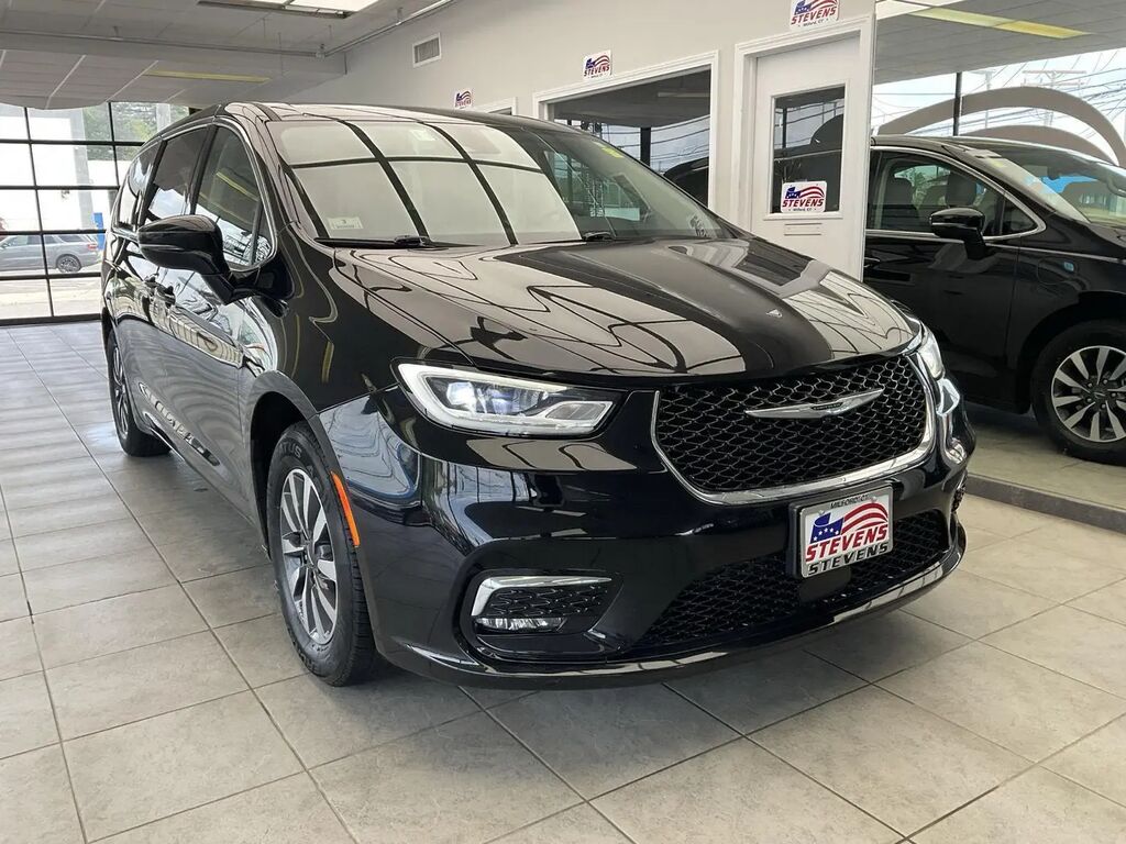2024 Chrysler Pacifica Plug-In Hybrid Select — photo 1 of 13