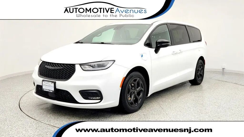 2024 Chrysler Pacifica Plug-In Hybrid Road Tripper — photo 1 of 26