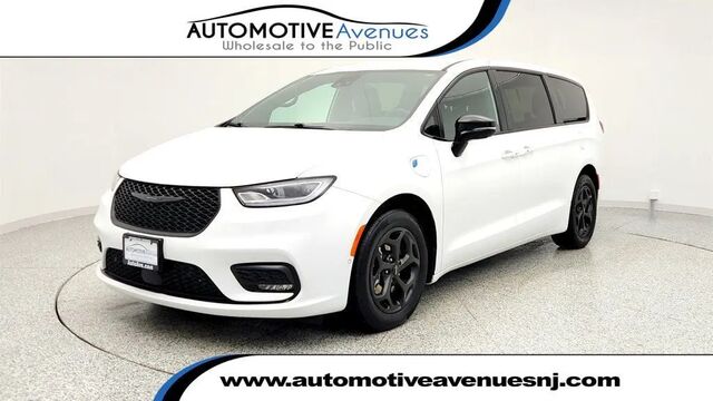 2024 Chrysler Pacifica Plug-In Hybrid Road Tripper