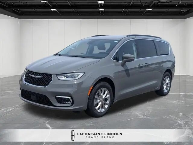 2022 Chrysler Pacifica Touring L — photo 1 of 20