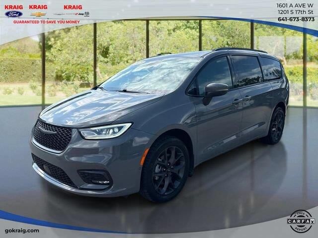 2023 Chrysler Pacifica Touring L — photo 1 of 13