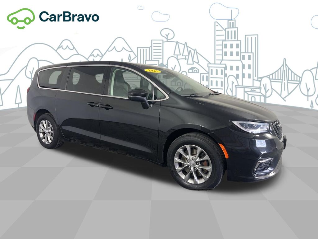 2023 Chrysler Pacifica Touring L — photo 1 of 6
