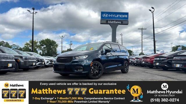2023 Chrysler Pacifica Touring L — photo 1 of 13