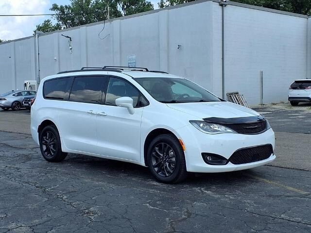 2020 Chrysler Pacifica Launch Edition — photo 1 of 13