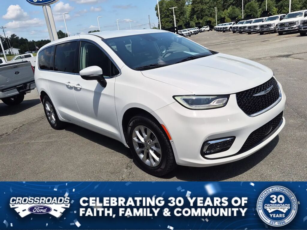 2023 Chrysler Pacifica Touring L — photo 1 of 14