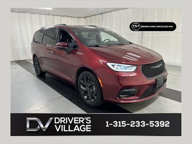 2023 Chrysler Pacifica Touring L — photo 1 of 15