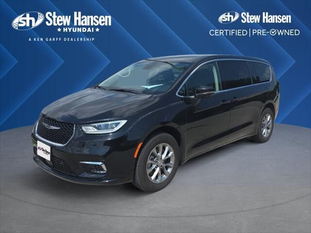 2023 Chrysler Pacifica Touring L — photo 1 of 13