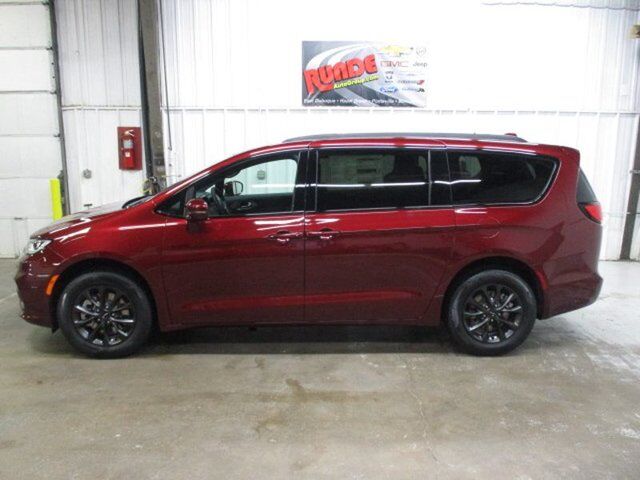 2022 Chrysler Pacifica Touring L — photo 1 of 2